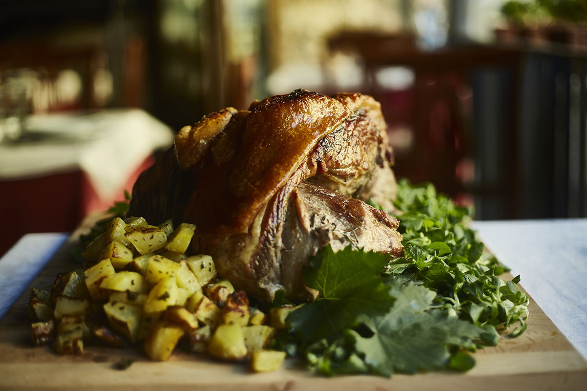 Gruppi e tour operator - Ristorante tipico toscano a Sarteano - Cosciotto di maialino in porchetta 1