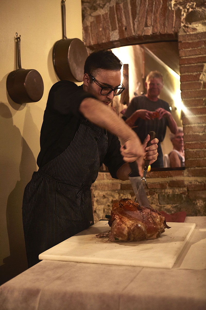 Gruppi e tour operator - Ristorante tipico toscano a Sarteano - Cosciotto di maialino in porchetta 3