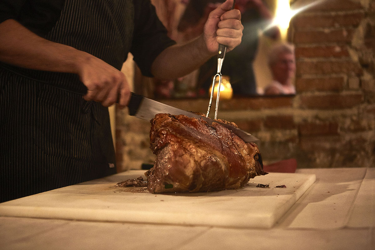 Gruppi e tour operator - Ristorante tipico toscano a Sarteano - Cosciotto di maialino in porchetta 4